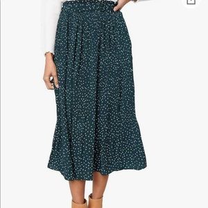 Green and white polka dot skirt Large